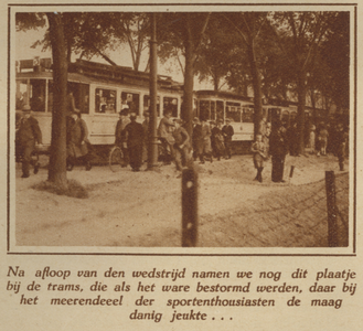 872743 Afbeelding van de drukte bij de trams op de Amsterdamsestraatweg te Utrecht, na afloop van de voetbalwedstrijd ...